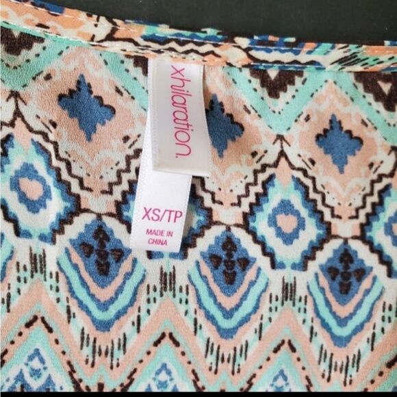 Xhileration Aztec Lightweight Shaw cover - Picture 2 of 8